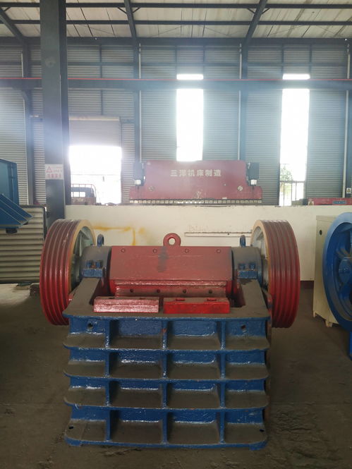 新川顎式破碎機 30年專業(yè)制造，鑄就礦山設備信賴品牌